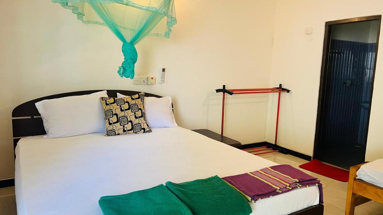 Lal Home Stay Szigirija Kültér fotó