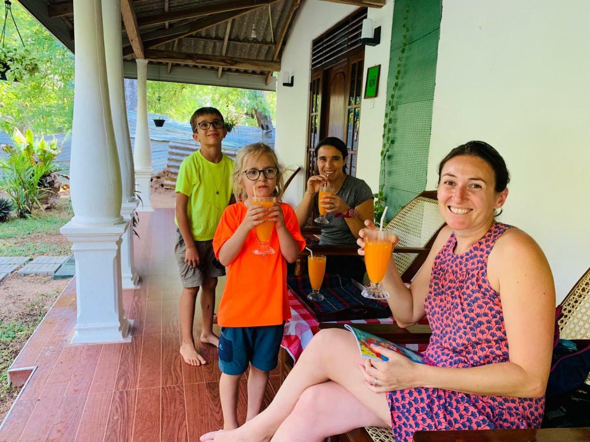 Lal Home Stay Szigirija Kültér fotó