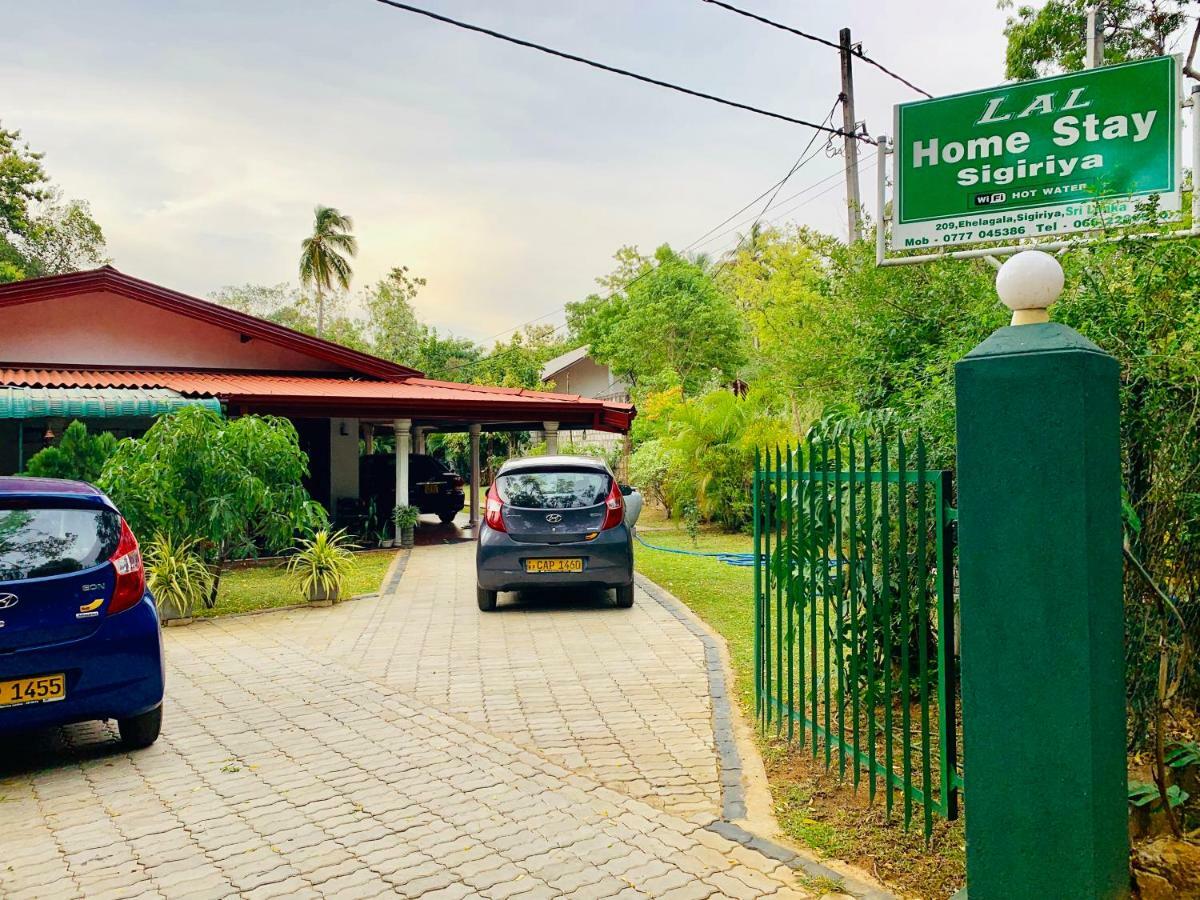Lal Home Stay Szigirija Kültér fotó