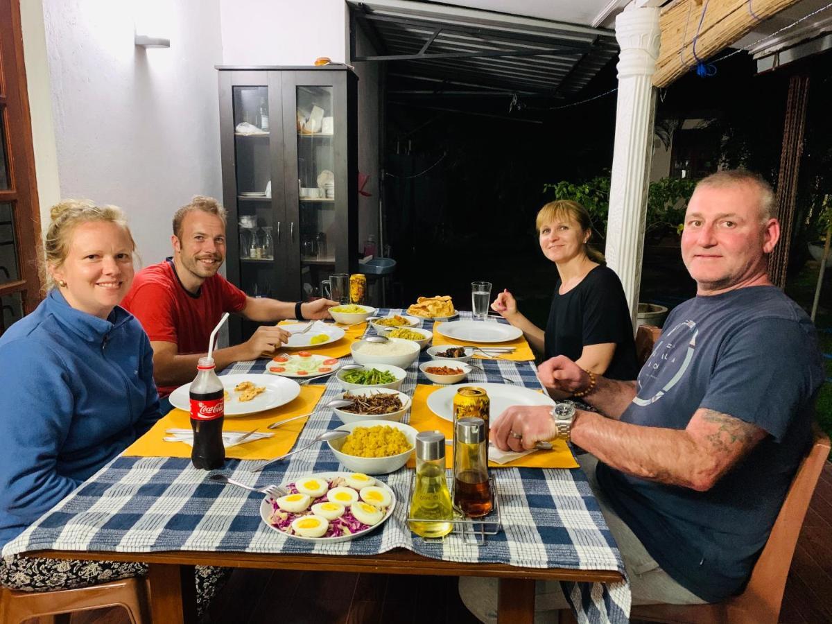 Lal Home Stay Szigirija Kültér fotó