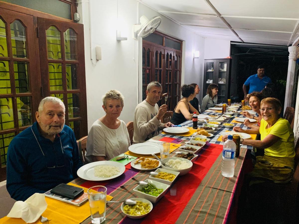 Lal Home Stay Szigirija Kültér fotó