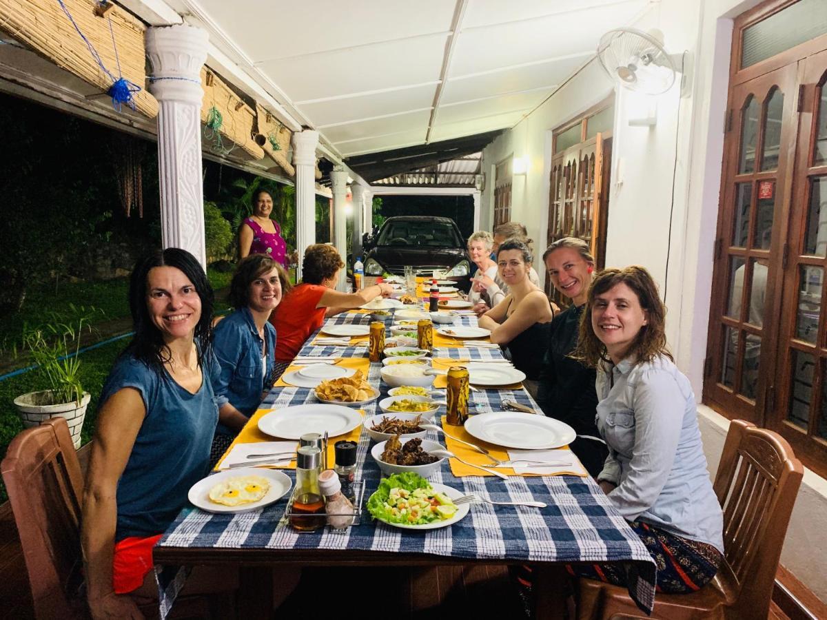 Lal Home Stay Szigirija Kültér fotó